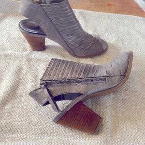 SUGAR Rainbow size 6.5 M open toe shoes.